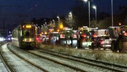 Eine Stadtbahn von Hannover. Daneben zahlreiche Trecker (Baunerdemo). © Hannover Reporter 