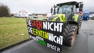 Bauernproteste vor dem Edeka-Zentrallager Lauenau. © Julian Stratenschulte/dpa Foto: Julian Stratenschulte/dpa