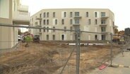 Zaun vor einer Baustelle (Neubaugebiet). © NDR 