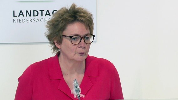 Niedersachsens Gesundheitsministerin Daniela Behrens spricht bei der Pressekonferenz des Corona-Krisenstabs in Hannover. © NDR 