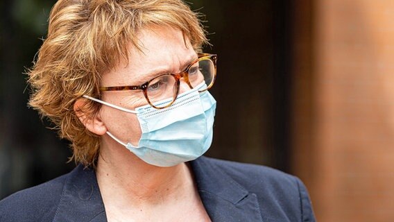 Daniela Behrens (SPD), Ministerin für Soziales, Gesundheit und Gleichstellung in Niedersachsen, trägt eine Mund-Nasen-Maske. © Moritz Frankenberg/dpa Foto: Moritz Frankenberg