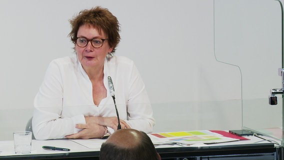 Gesundheitsministerin Daniela Behrens (SPD) bei einer Pressekonferenz des Corona-Krisenstabs. © NDR 