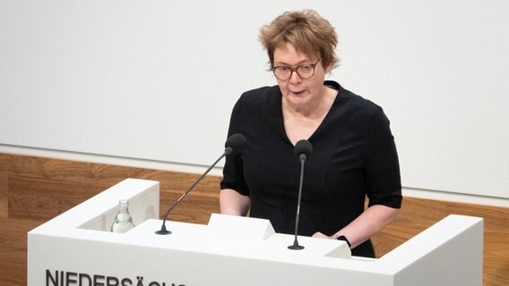 Niedersachsen Gesundheitsministerin Daniela Behrens (SPD) spricht im niedersächsischen Landtag. © dpa Foto: Demy Becker