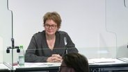 Niedersachsens Gesundheitsministerin Daniela Behrens (SPD) bei einer Pressekonferenz des Corona-Krisenstabs. © NDR 