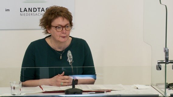 Daniela Behrens (SPD), Gesundheitsministerin von Niedersachsen, spricht in der Landespressekonferenz. © NDR 