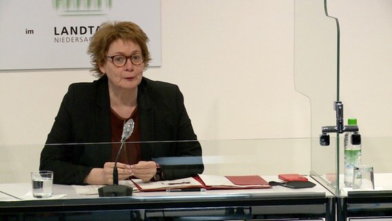Daniela Behrens (SPD), Gesundheitsministerin von Niedersachsen, spricht während des Corona Krisenstabs. © NDR 