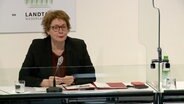 Daniela Behrens (SPD), Gesundheitsministerin von Niedersachsen, spricht während des Corona Krisenstabs. © NDR 