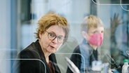Daniela Behrens (SPD), Gesundheitsministerin von Niedersachsen, informiert in der Landespressekonferenz zur aktuellen Corona-Lage. © dpa Foto: Ole Spata