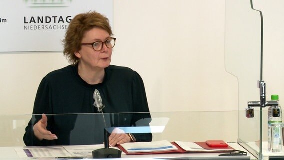 Daniela Behrens (SPD), Gesundheitsministerin von Niedersachsen, spricht während des Corona Krisenstabs. © NDR 