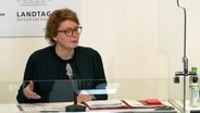 Daniela Behrens (SPD), Gesundheitsministerin von Niedersachsen, spricht während des Corona Krisenstabs. © NDR 