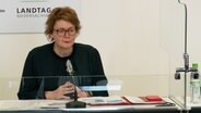 Gesundheitsministerin Daniela Behrens (SPD) spricht während einer Pressekonferenz. © NDR 