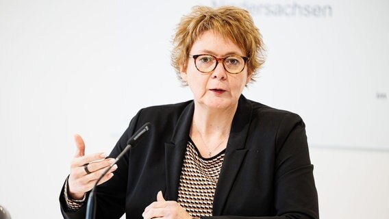 Daniela Behrens spricht in der Landespressekonferenz im Niedersächsischen Landtag. © picture alliance/dpa | Michael Matthey Foto: Michael Matthey