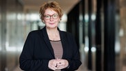 Die Ministerin Daniela Behrens (SPD) steht im Landtag. © picture alliance/dpa/Michael Matthey Foto: Michael Matthey