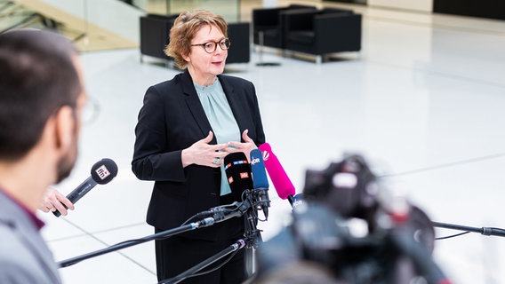 Daniela Behrens (SPD) gibt ein Interview. © dpa-bildfunk Foto: Michael Matthey