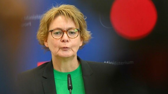 Daniela Behrens (SPD), Innenministerin Niedersachsen, spricht vor eioner blauen Wand. © Julian Stratenschulte/dpa +++ dpa-Bildfunk +++ Foto: Julian Stratenschulte