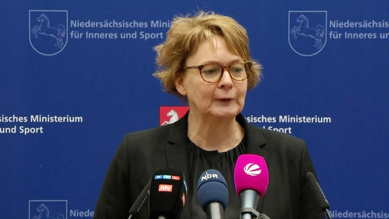 Daniela Behrens (SPD), Innenministerin von Niedersachsen spricht nach dem Fußballgipfel zu Pressevertretern. © NDR 