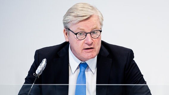 Bernd Althusmann (CDU), Wirtschaftsminister von Niedersachsen, bei einer Pressekonferenz. © dpa Foto: Moritz Frankenberg