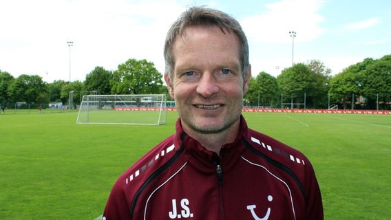 Jörg Sievers, der Torwarttrainer von Hannover 96, steht auf einem Fußballplatz und schaut in die Kamera. © NDR Foto: Jens Otto