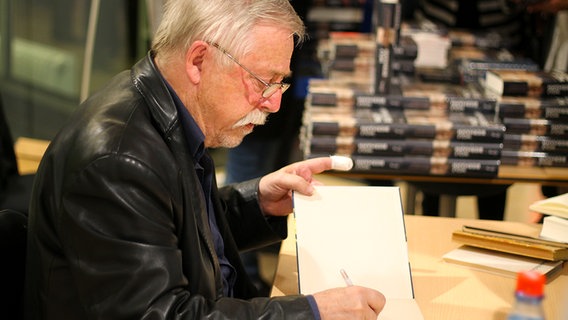 Wolf Biermann signiert ein Buch. © NDR Foto: Julia Beyer