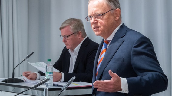 Stephan Weil, Ministerpräsident von Niedersachsen, spricht neben Bernd Althusmann, Wirtschaftsminister von Niedersachsen, bei einer Pressekonferenz im niedersächsischen Landtag. © dpa Foto: Julian Stratenschulte