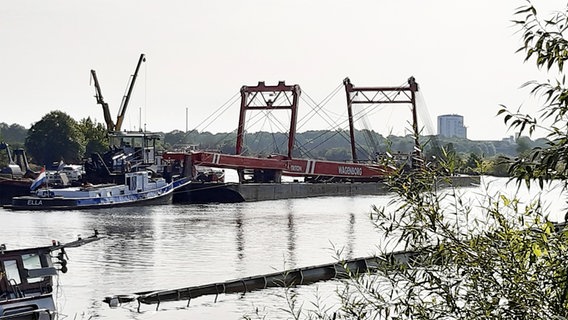 Ein havariertes Binnenschiff wird mit einem Kran aus der Weser geborgen. © NDR Foto: Christina Gerlach