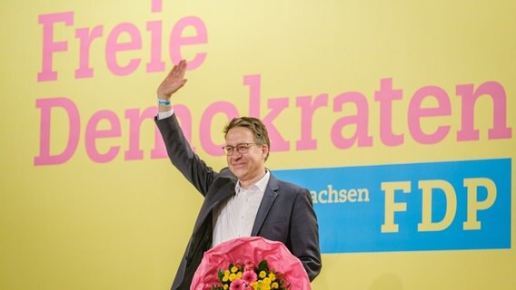 Stefan Birkner (FDP), Fraktionsvorsitzender, jubelt beim Landesparteitag der FDP Niedersachsen. © picture alliance/dpa Foto: Ole Spata