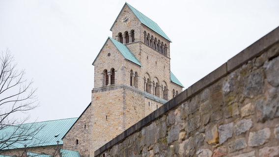 Blick auf die Hohe Domkirche St. Mariä Himmelfahrt. Eine Gruppe externer Fachleute soll mit der unabhängigen Aufarbeitung von sexualisierter Gewalt und Machtmissbrauch im Bistum Hildesheim beauftragt werden. © picture alliance Foto: Moritz Frankenberg/dpa