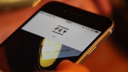 Auf einem Smartphone ist ein bargeldloser Bezahlvorgang zu sehen. © NDR Foto: Eric Klitzke