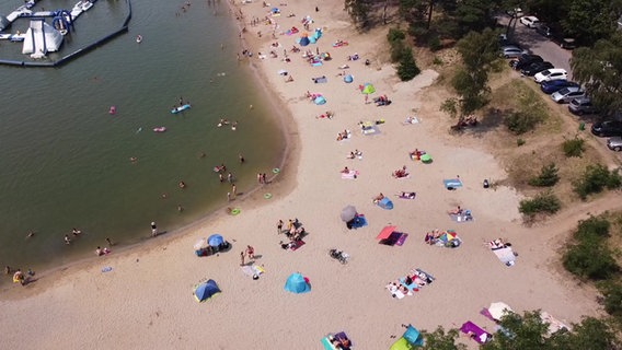 Luftaufnahme: Viele Badegäste beim Blauen See. © TNN 