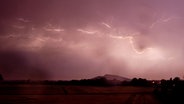 Am nächtlichen Himmel von Sehnde (Region Hannover) sind Blitze zu sehen. © dpa - Bildfunk Foto: Julian Stratenschulte