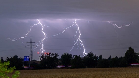 Ein Blitz am Himmel. © picture alliance / Jan Eifert | Jan Eifert Foto: Jan Eifert