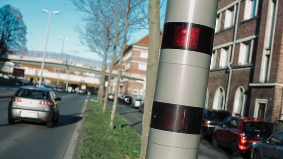 In Hannover steht neben einer Straße ein Blitzer als Geschwindigkeitskontrolle. © NDR Foto: Julius Matuschik