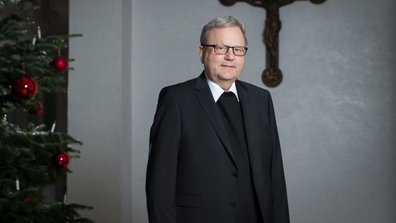 Franz-Josef Bode, Bischof des Bistums Osnabrück, gibt ein Interview. © dpa-Bildfunk Foto: Friso Gentsch