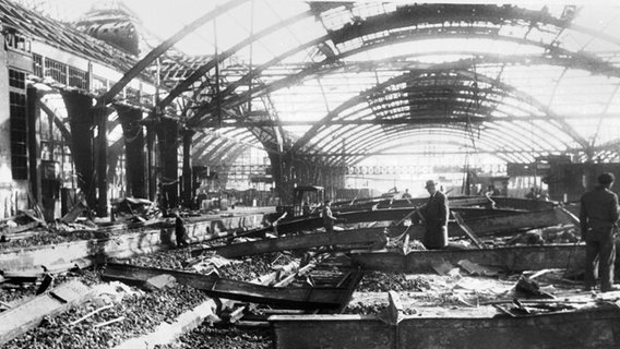 Das Bild zeigt die zerstörte Gleisanlage am Hannoveraner Hauptbahnhof infolge des Bombenangriffs in der Nacht zwischen dem 8. und 9. Oktober 1943. © Historisches Museum Hannover 