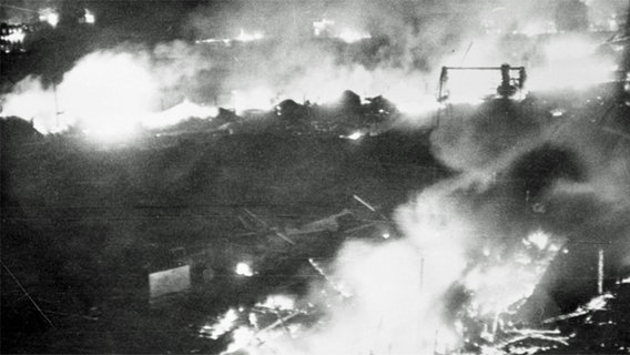 Flammen im brennenden Hauptgüterbahnhof am Weidendamm nach dem Luftgangriff vom 8./9. Oktober 1943 © Historisches Museum Hannover Foto: Wilhelm Hauschild