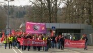 Gewerschafter der IG Metall bei einem Protestzug vor dem Boschwerk in Hildesheim © NDR 