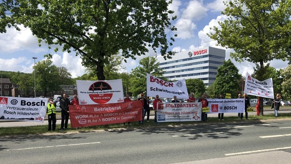 Beschäftigte des Konzerns Bosch demonstrieren mit Bannern vor dem Werk in Hildesheim. © NDR Foto: Marie Gottschalk
