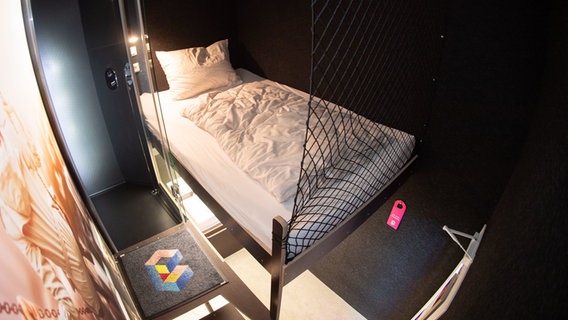 Ein Blick auf ein Bett in einem fensterlosen Boxhotel. © dpa-Bildfunk Foto: Julian Stratenschulte
