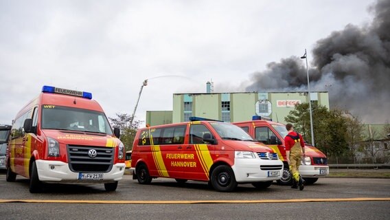 Einsatzfahrzeuge der Feuerwehr stehen auf einem Industrie-Gelände. © dpa Foto: Moritz Frankenberg