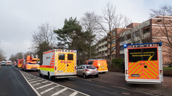 Einsatzkräfte der Feuerwehr Hannover stehen bei einem Brandeinsatz in einem Seniorenwohnheim. © picture alliance/dpa Foto: Marco Rauch