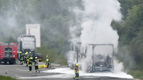 Einsatzkräfte der Feuerwehr löschen einen brennenden Anhänger eines Lkw auf der A2. Einsatzkräfte der Feuerwehr löschen einen brennenden Anhänger eines Lkw auf der A2. © Ralf Büchler Foto: Ralf Büchler