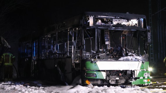 Ein ausgebrannter Linienbus. © ASB Hannover 