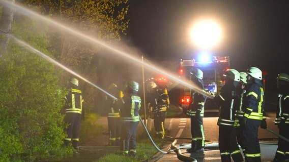 Feuerwehr bei Löscharbeiten in Lamspringe (Landkreis Hildesheim). © Nord-West-Media TV 