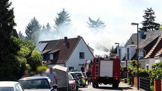 Feuerwehr-Fahrzeuge stehen an einer Straße vor einem Einsatzort. © Langenhagener-News Foto: Carl-Marcus Müller