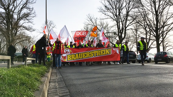 Brauereimitarbeiter und Gewerkschafter auf einem Streik am Maschsee in Hannover. © NDR Foto: Sven Glagow