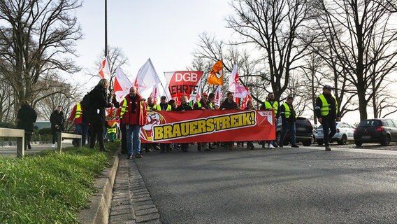 Brauereimitarbeiter und Gewerkschafter auf einem Streik am Maschsee in Hannover. Brauereimitarbeiter und Gewerkschafter auf einem Streik am Maschsee in Hannover. © NDR Foto: Sven Glagow
