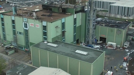 Ein Luftaufnahme zeigt ein Industriegelände nach einem Brand. © HannoverReporter 