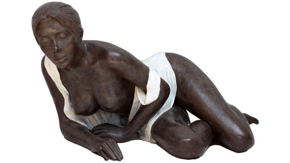 Das Bild zeigt eine Bronzestatue ("La Vague"), die gestohlen wurde, dargestellt ist eine nackte Frau. © Polizei Hannover 