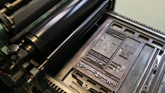 Eine traditionelle Papierdruck-Presse. © NDR Foto: Eric Klitzke