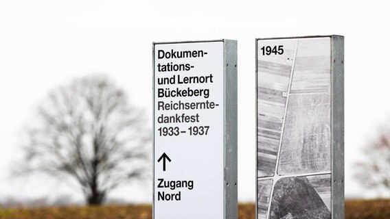 Informationstafeln stehen am neuen "Dokumentations- und Lernort Bückeberg". © dpa-Bildfunk Foto: Moritz Frankenberg